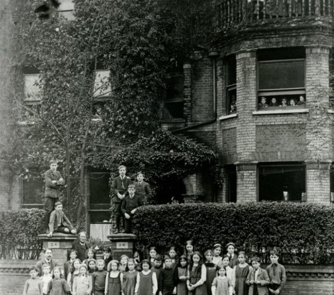 1910 black and white photograph of King Alfred School students on Ellerdale Road